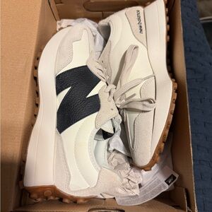New Balance 327 Moonbeam, size 8
